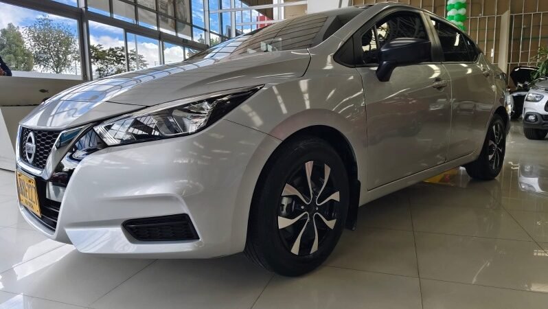 
								Nissan Versa full									
