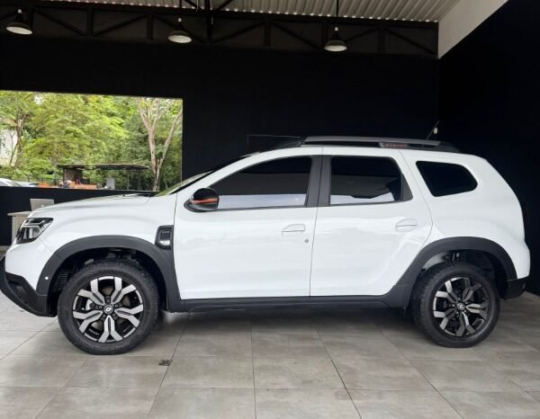 
								Renault Duster Iconic full									
