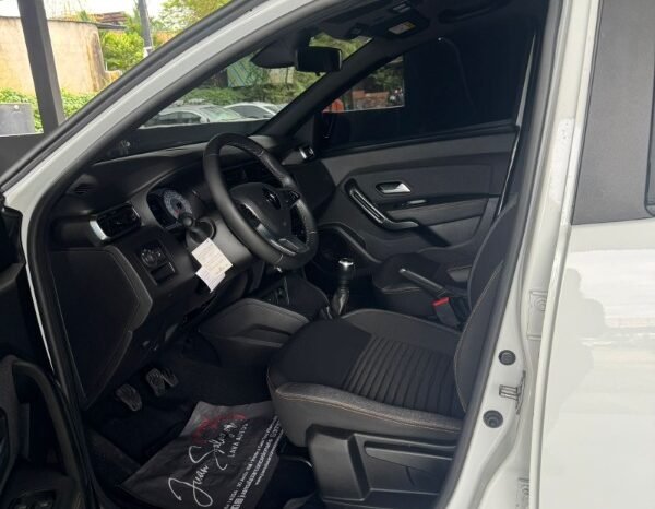 
								Renault Duster Iconic full									