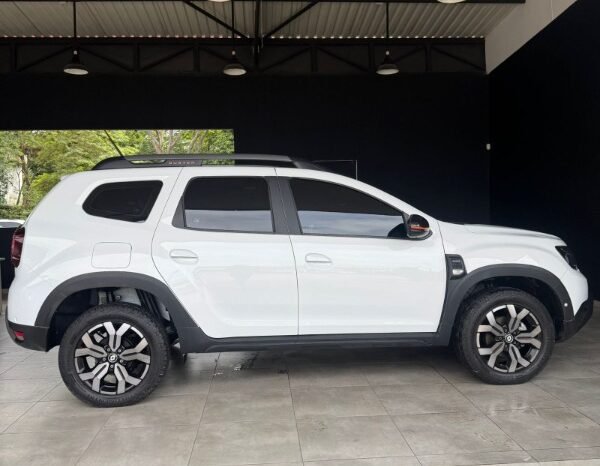 
								Renault Duster Iconic full									