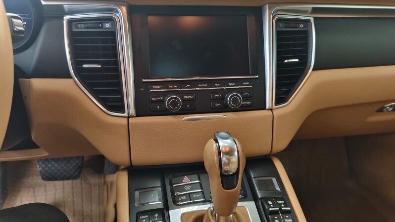 
								Porsche Macan full									
