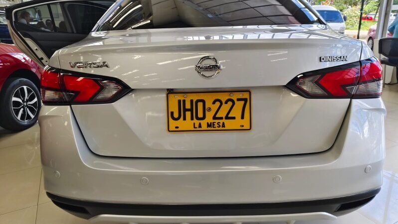 
								Nissan Versa full									