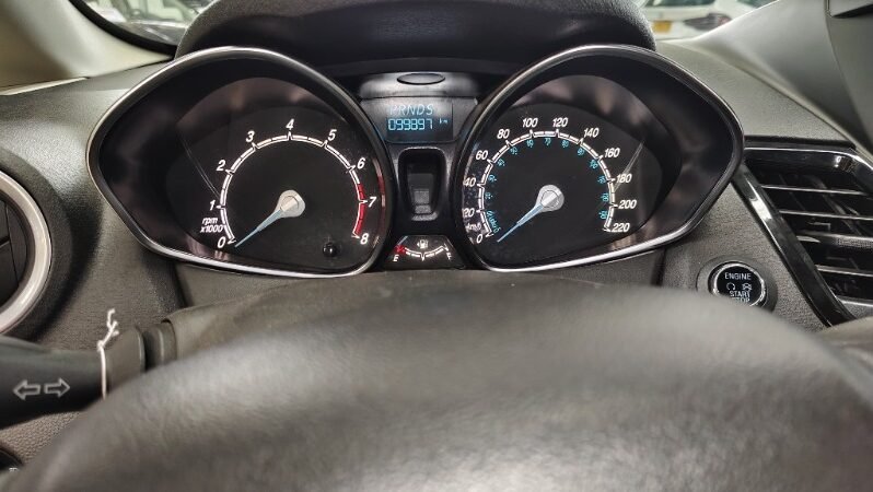 
								Ford Fiesta Titanium full									