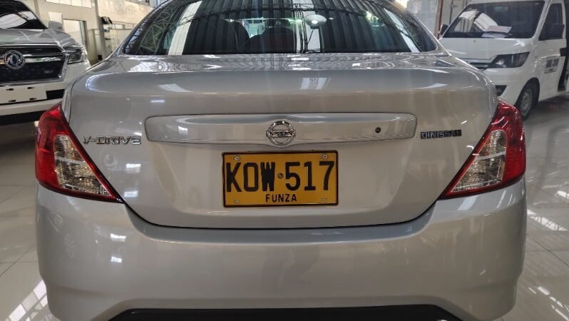
								Nissan Versa full									