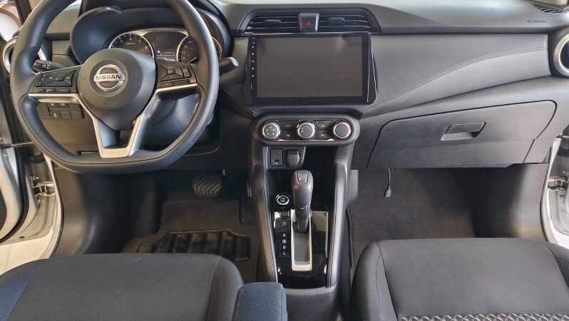 
								Nissan Versa full									