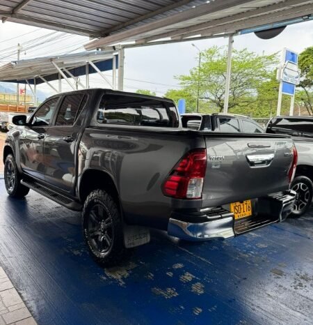 
								Toyota HILUX 4X4 full									