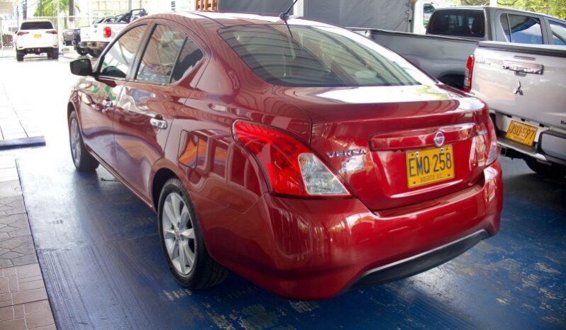 
								Nissan Versa Advance full									