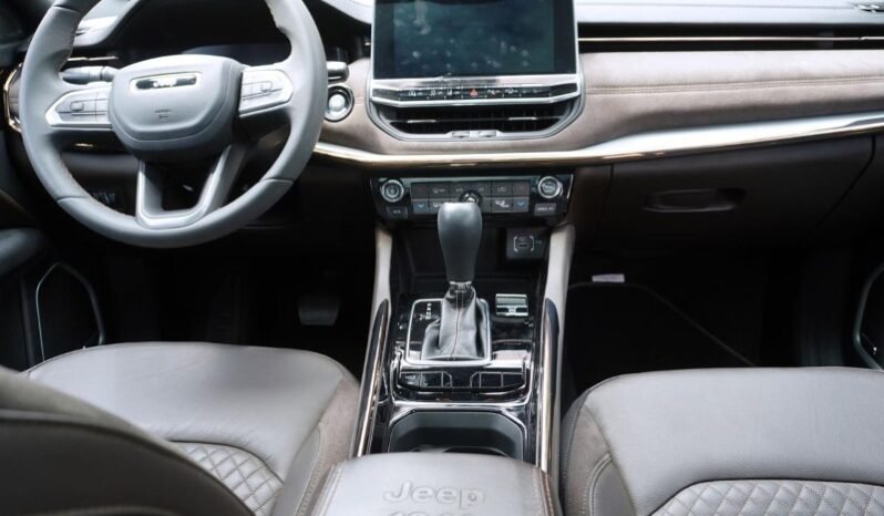 
								Jeep COMMANDER OVERLAND full									