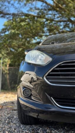 
										Ford Fiesta Titanium full									