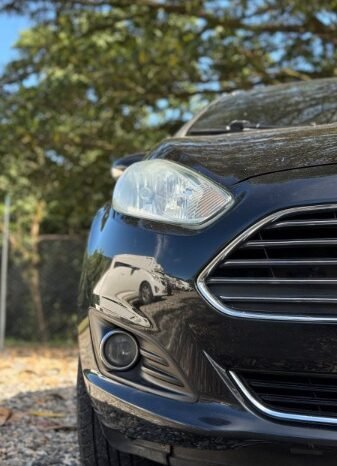 
								Ford Fiesta Titanium full									