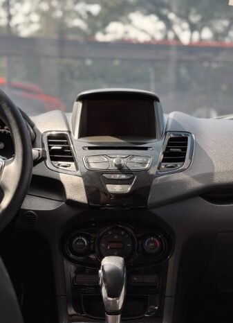 
								Ford Fiesta Titanium full									