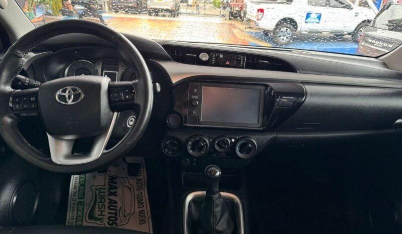 
								Toyota HILUX 4X4 full									