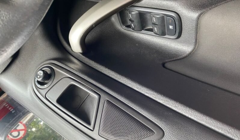 
								Ford Fiesta SE full									