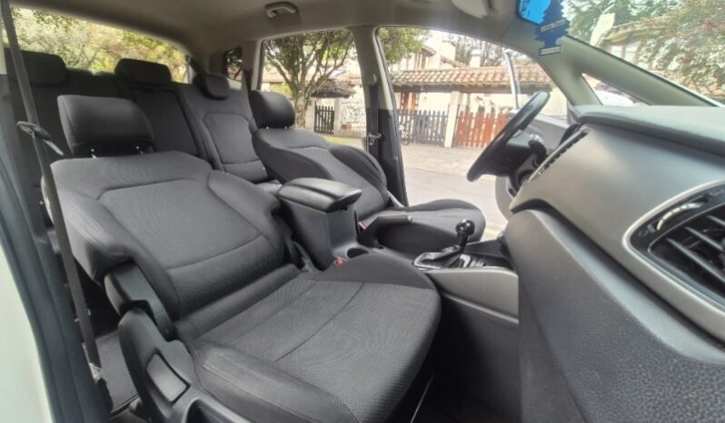 
								Kia carens suv full									