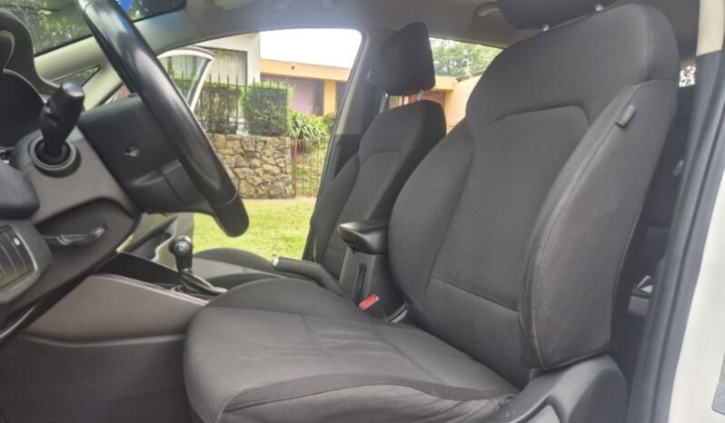 
								Kia carens suv full									