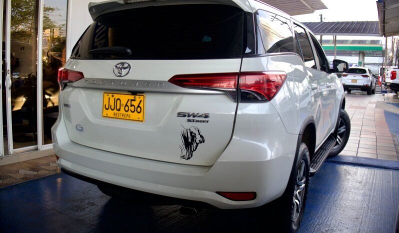 
								Toyota fortuner 4×2 full									