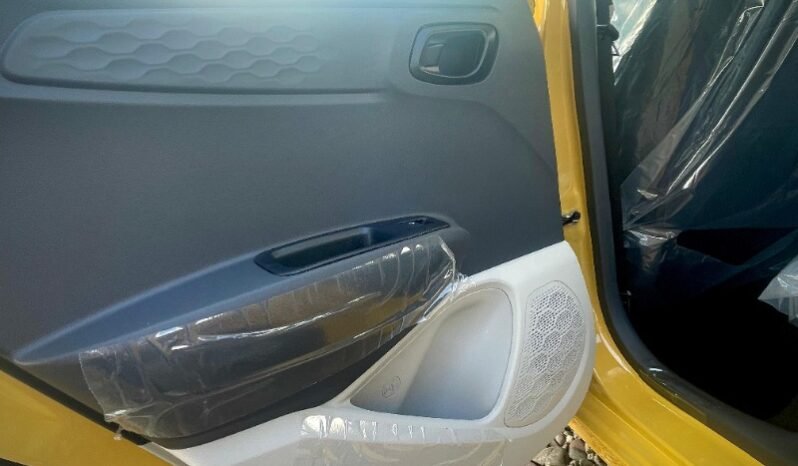 
								Hyundai Grand Metro Taxi sedan full									