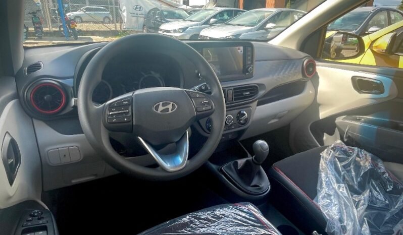 
								Hyundai Grand Metro Taxi sedan full									