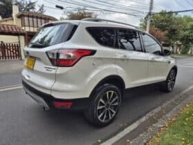 Ford escape titanium 4×4