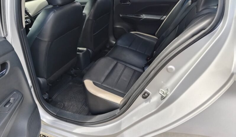 
								Nissan New Versa Exclusive full									