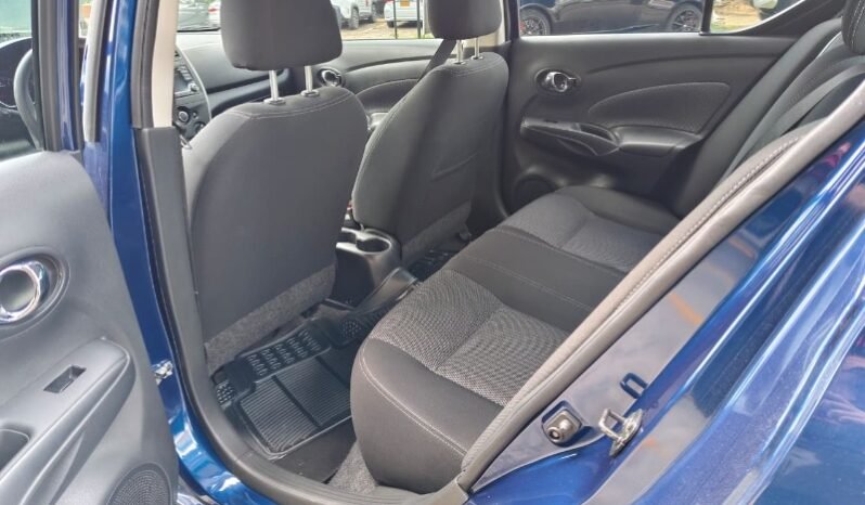 
								Nissan Versa Advance full									