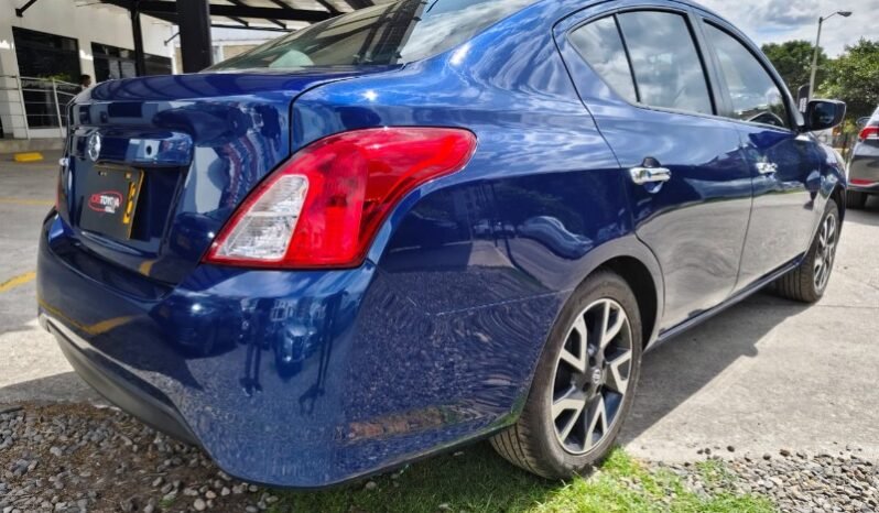 
								Nissan Versa Advance full									
