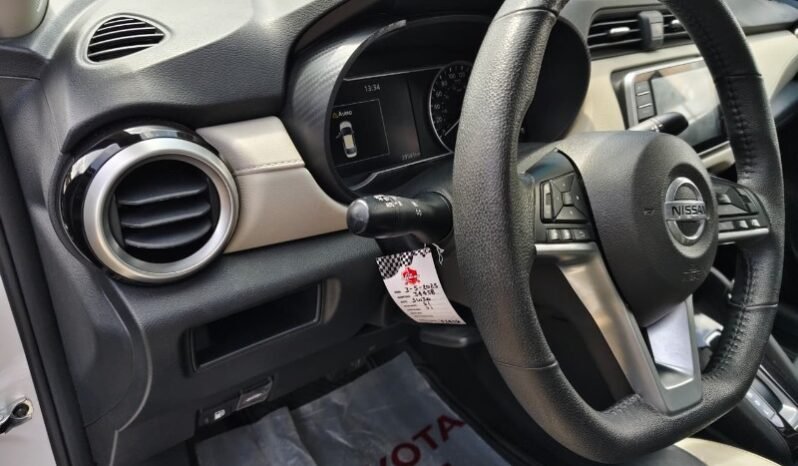 
								Nissan New Versa Exclusive full									