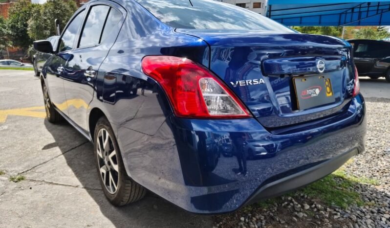 
								Nissan Versa Advance full									