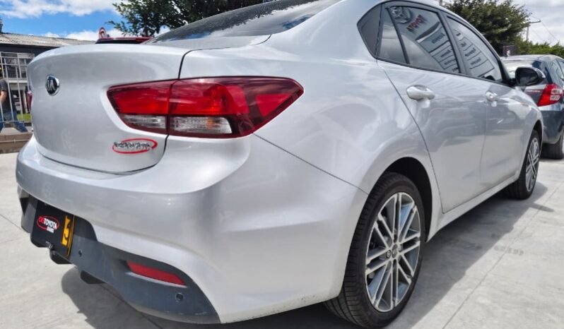 
								Kia Rio Vibrant Sedán full									