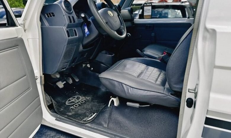 
								Toyota Land Cruiser full									