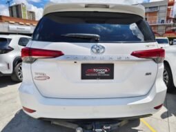 
Toyota fortuner SR full									