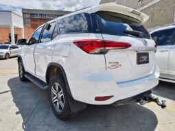 
Toyota fortuner SR full									