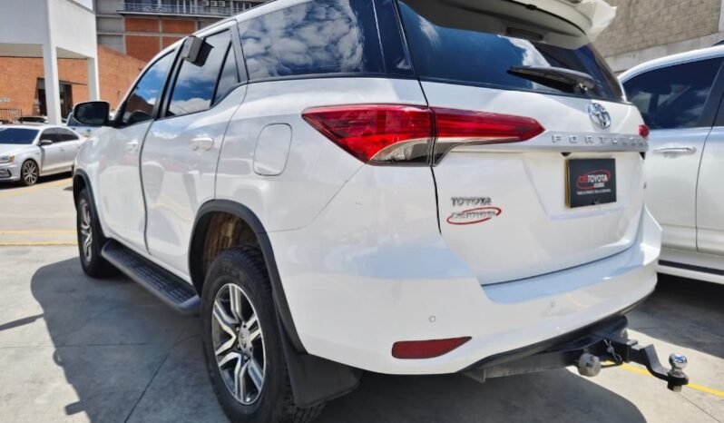 
Toyota fortuner SR full									