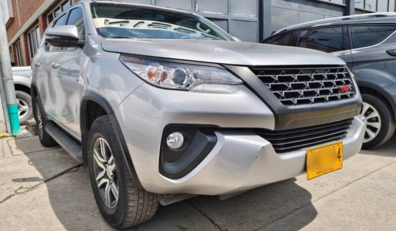 
Toyota Fortuner 2.4 Sr full									