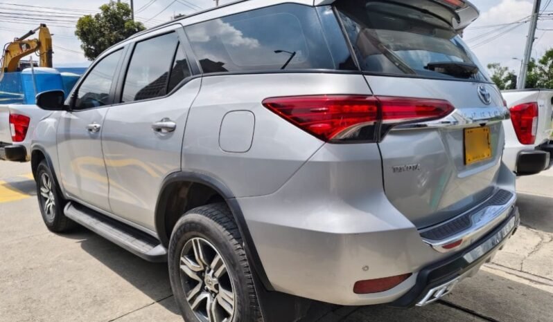 
Toyota Fortuner 2.4 Sr full									