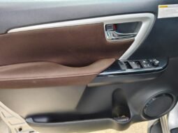 
Toyota Fortuner 2.4 Sr full									