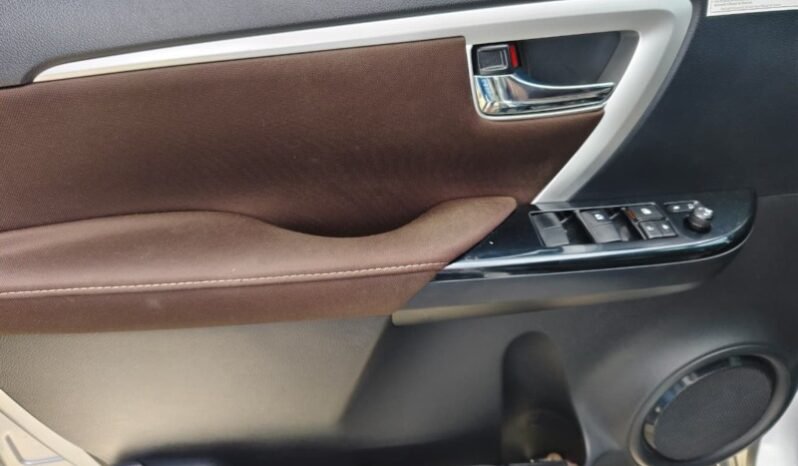 
Toyota Fortuner 2.4 Sr full									