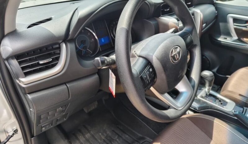 
Toyota Fortuner 2.4 Sr full									