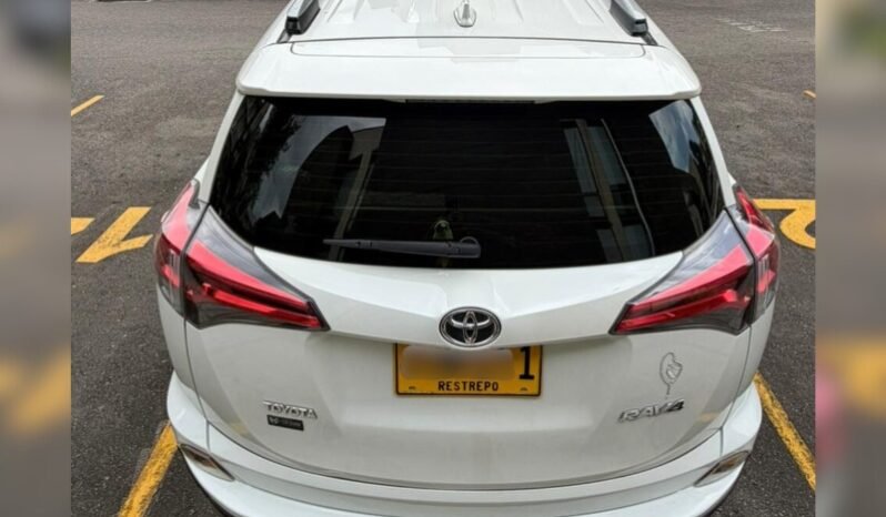 
Toyota RAV 4 2.0 STREET full									