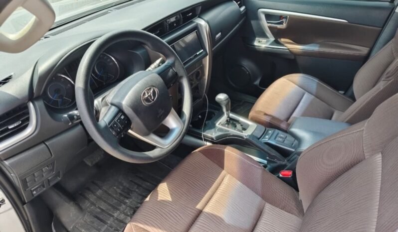 
Toyota Fortuner 2.4 Sr full									