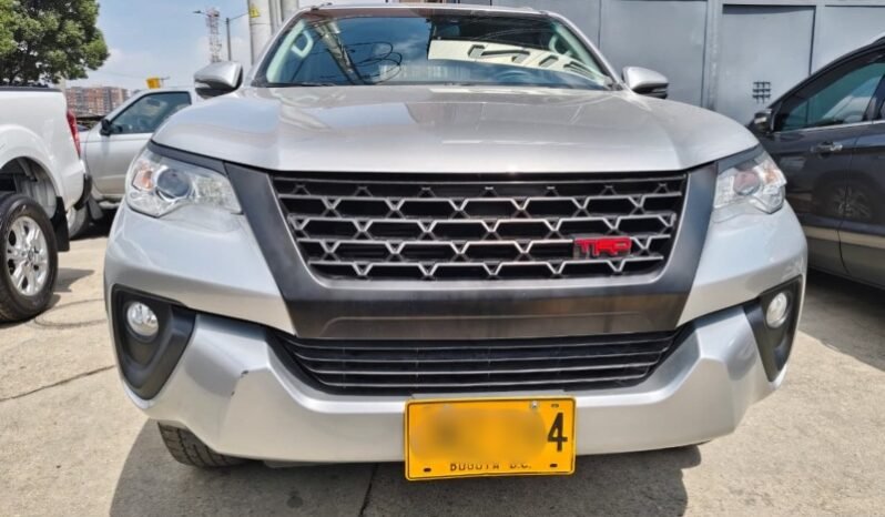 
Toyota Fortuner 2.4 Sr full									