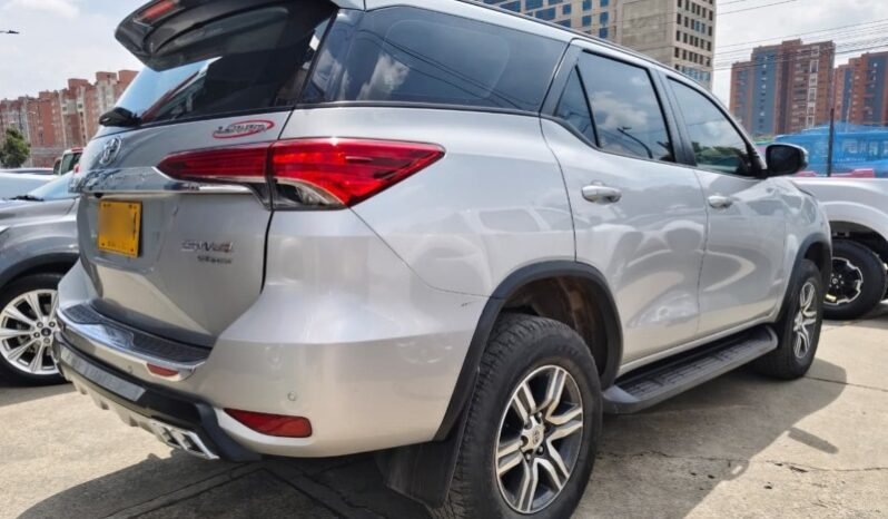 
Toyota Fortuner 2.4 Sr full									