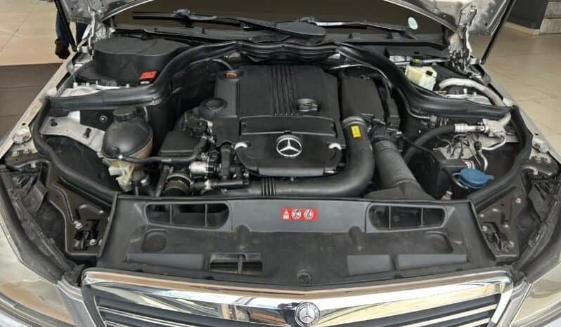 
Mercedes-Benz C 180 2012 lleno									