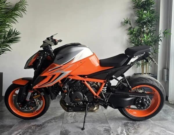 
KTM 1290 Superduke R 2022 lleno									